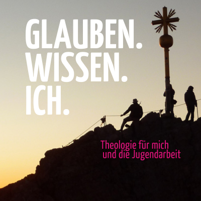 Quelle: BDKJ Freiburg Silhouetten von zwei Personen auf einem Berggipfel neben einem großen Gipfelkreuz bei Sonnenuntergang mit dem Text 'GLAUBEN. WISSEN. ICH.' und 'Theologie für mich und die Jugendarbeit'